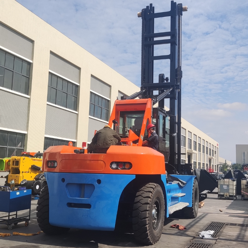 Empilhador para Marina SOCMA HNF-250 para Elevação de Barcos em Marinas